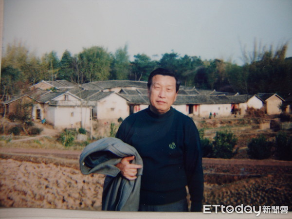 ▲老兵專訪：劉錫輝／1992年重返老家攝於祖屋前。（圖／劉錫輝提供）