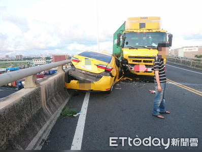 國道逆向對決聯結車！小黃司機轉彎衝撞「車頭爆碎凹陷」…警見酒測值嚇壞