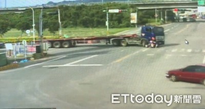 驚悚畫面曝光！銅鑼拖板車緩速右轉…機車騎士待死角「秒被捲入車底」