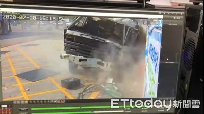 驚悚畫面曝光！台灣大道大貨車自撞「輾平路樹」…他拖行李箱驚險閃身逃死劫