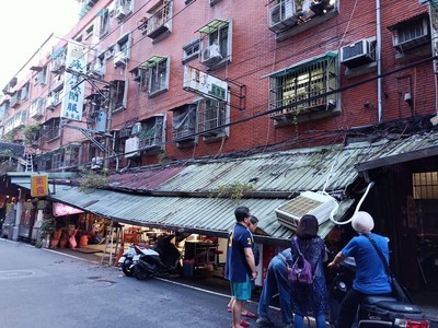 中和菜市場「巨獸級雨遮」瞬間崩裂從天降　美甲店慘遭30米鐵皮活埋