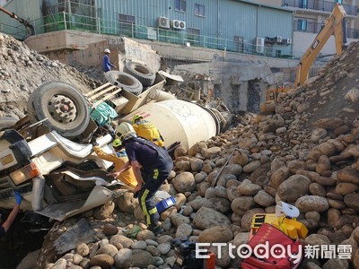 台中工地「混凝土車翻覆」！警消搶救2小時...駕駛不幸身亡