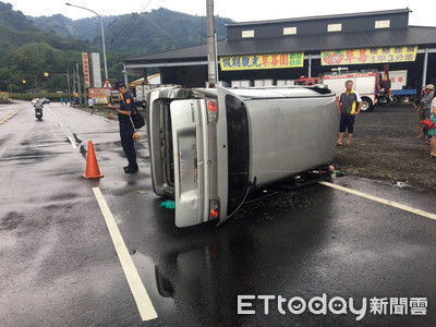 天雨路滑！苗栗小貨車轉彎跨越對向車道　擦撞廂型車後害翻車