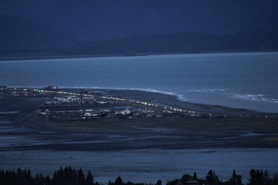 7.8強震襲阿拉斯加…海嘯警報震天響！居民連夜逃難　車燈照亮整排公路