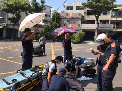 高雄翁派出所前遭撞倒地哀嚎「頭殼很痛」　警撐傘、拿看板擋艷陽