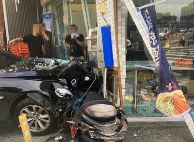 BMW撞進超商！駕駛精神不濟　網酸：車說太熱，要吹免費冷氣