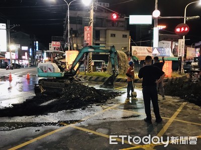 彰化驚傳6.1地震震爆管線！　北斗路面「冒臭氣」…挖地2m搶修中