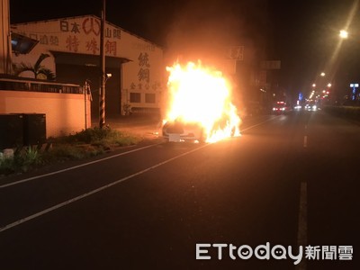 瑪莎拉蒂行進間飄煙…後車嚇傻「狂按喇叭」救命！3人下車逃生險遭火噬