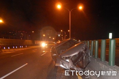 中彰快道深夜自撞護欄！酒駕男「倒栽蔥」卡副駕　救出一度沒心跳