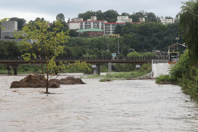 南韓「報復性豪雨」！學校擋土牆遭沖垮　14棟建築慘泡泥水中