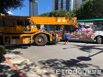 國父紀念館旁驚傳吊車吊臂插入公車！　女乘客遭碎玻璃劃傷送醫