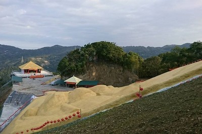 前議員把三峽山頭劈開建廟 破壞原住民抗日遺跡:這是神明的指示