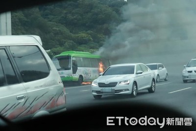 快訊／國道1號34.5km「火燒車」！現場回堵5公里　濃煙狂竄
