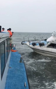 遊艇擱淺沙洲3民眾受困　布袋海巡拋繩筒帶纜拖帶救出