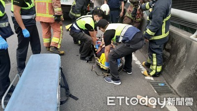 快訊／新莊男中山高架自撞...下秒「詭異重摔5米」掉到捷運站上方　送醫搶救中