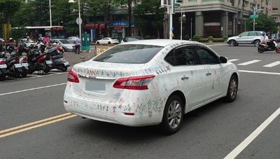 白色轎車滿版彩色塗鴉！驚見「台灣No1」　網解答：車主自己畫的