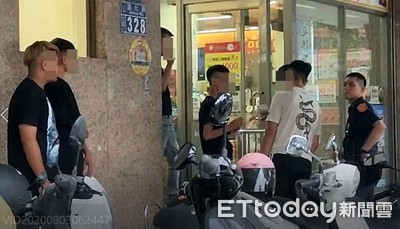 嬌小大姐頭超商罰少年半蹲、90度鞠躬　遇警稱「朋友間玩鬧」