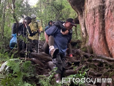 桃園22歲女與男友登山7小時就扭傷…　加羅湖山區紮營睡一夜「痛到求救」