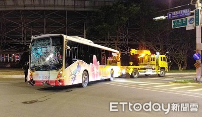 中壢客運路口追撞等停機車　再衝對向教會外牆！騎士骨折司機挫傷