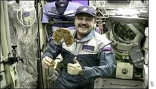 ▲歷史上第一位在太空中吃Pizza的俄羅斯太空人Yuri Usachov，對於Pizza味道相當讚賞。（圖／Pizza Hut Zambia官方粉絲團提供）