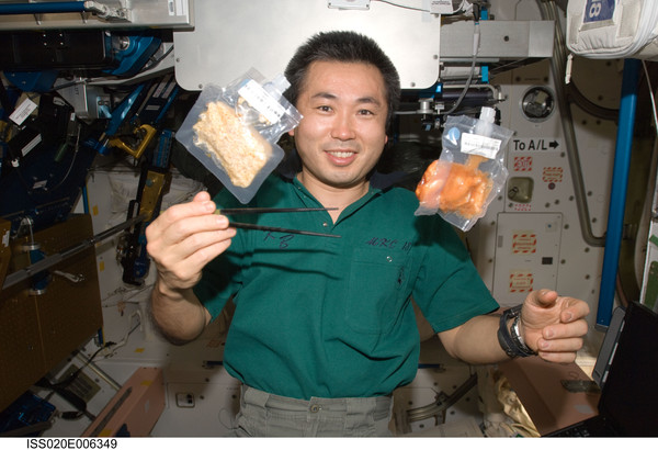 ▲太空食品製作標準嚴格，需要體積小、方便易食，且經過層層檢驗後，才能送到太空人手中供食用。（圖／NASA提供）