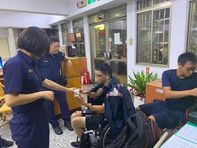 屏東輪椅男小港訪友雨中受困「動不了」　警即刻救援幫叫小黃送返家