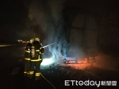 國道驚魂！中山高路竹段聯結車「行進間貨斗自燃」　滿車寶特瓶飲料毀了