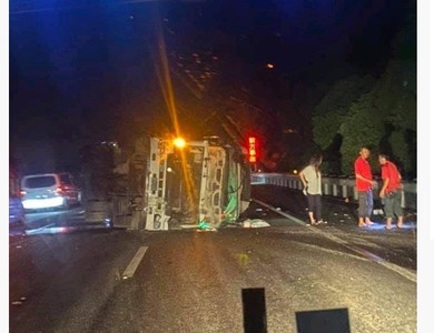 快訊／國道3號台通霄段驚傳貨車翻覆！1人噴飛倒地慘死