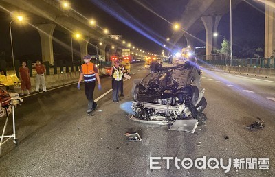 轎車凌晨國一桃園段「自撞護欄」翻覆！車頭全撞爛…駕駛急救中