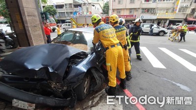 台中自小客擦撞砂石車後…再撞1車！下秒失控衝超商「猛撞路人」