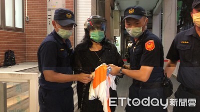 影／鄭惠中潑漆李登輝遺照...上銬喊：討厭台獨教父　涉2罪名被移送