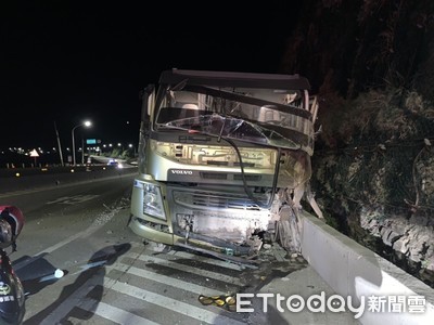 快訊／貢寮砂石車深夜突逆向撞護欄！　車頭當場變形全毀