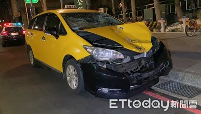 小黃左轉撞機車！騎士「飛過整輛車」重摔落地　運將驚：他沒開燈