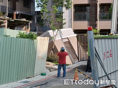 板橋新建案地基掏空坍塌　警衛亭一半建物陷入地面