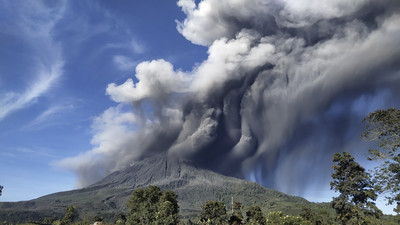 印尼火山爆發噴1000m火山灰！灰雲團蔓延1km…村莊灰泥滿地　3萬居民撤離