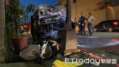 廂型車半路「車頭冒火」擋視線　駕駛盲開撞爛機車卡燈桿