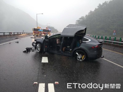 暴雨強襲特斯拉！國道5打滑猛撞護欄　車頂炸開...駕駛逃死劫