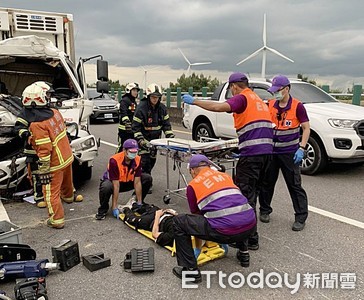 影／台61線大貨車疑變換車道！「碰！」突撞聯結車爆爛凹陷　2傷送醫