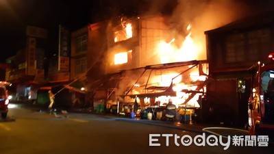 快訊／南投大觀市場凌晨大火「延燒3平房」！警消馳援射水灌救