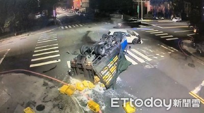 台中貨車碰撞轎車...車頭撞爛全毀！雞、鵝全噴出撒落一地　釀2傷