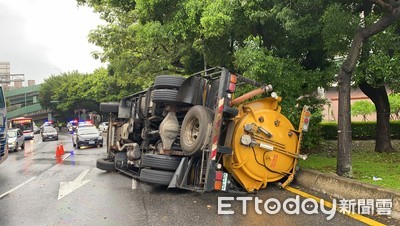 趕赴北投清淤！　吸泥車「180度打滑」百齡橋前側翻倒地