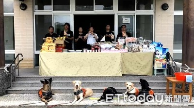 搜救犬也中元普渡！供桌擺滿罐罐、飼料　高雄消防局：狗前輩請享用