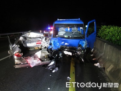 闖禍的沒事！轎車遭追撞「逆停內車道」秒被小貨車重擊...2女慘死