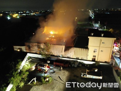 彰化傢俱工廠半夜烈焰狂燒！熔塌鐵皮屋頂...出動挖土機助滅火