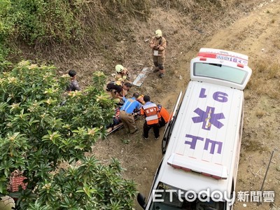 機車與腳踏車車禍騎士不敵摔落山坡　消防人員架梯搬運送醫