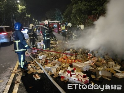 快訊／板橋好兄弟夜搶「運鈔車」　消防急拉水線灌救護鈔