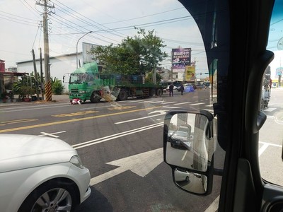 快訊／高雄岡山死亡車禍！機車卡聯結車輪下　騎士血肉模糊慘死