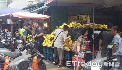 休旅車「卡位」攤商出這招生意照做！網友狂笑：靈車FU