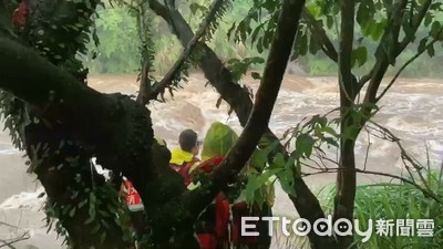 獨／驚險畫面曝！遭暴漲洪水秒沖走　男受困八煙野溪大石待救