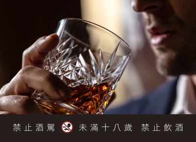 中秋團聚揪喝一杯！驚見好友變身品味型男　風靡仕紳圈「魅力加成神器」被起底